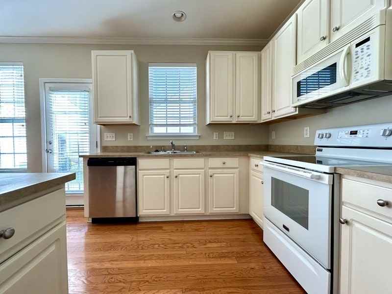 1121 Drummond Ln - Photo 4 of 23