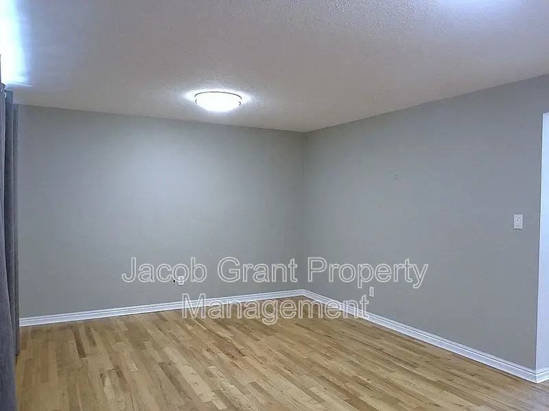 180 Chase St - Photo 2 of 30