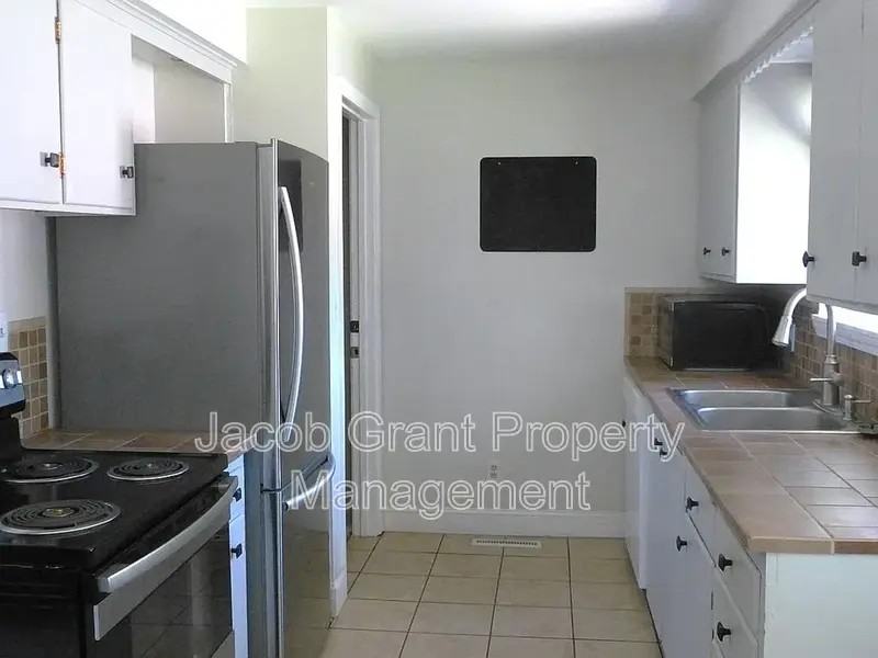 180 Chase St - Photo 4 of 30