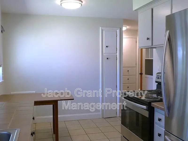 180 Chase St - Photo 5 of 30