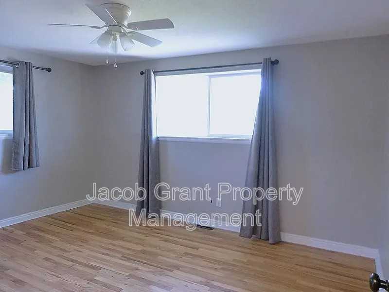 180 Chase St - Photo 7 of 30