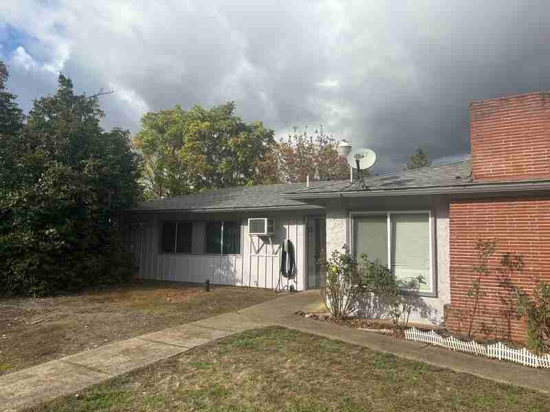 3026 Ne Douglas Ave - Photo 2 of 12