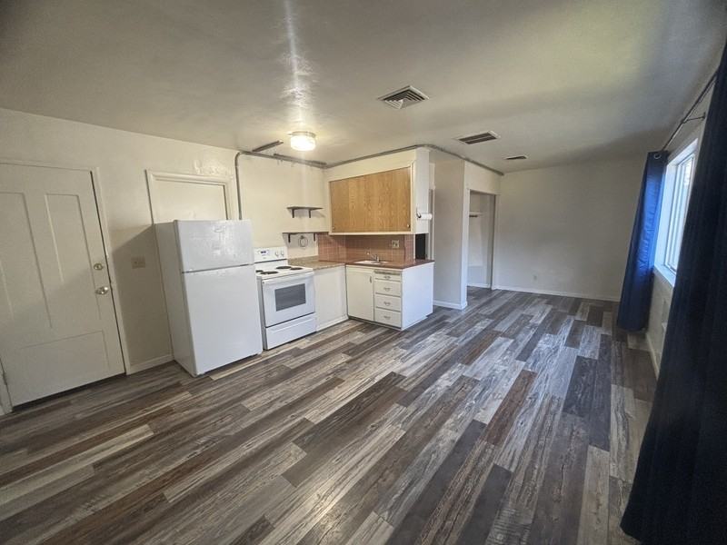 3026 Ne Douglas Ave - Photo 5 of 12