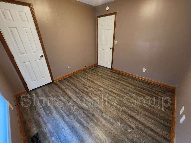 823 S 19th St - Photo 4 of 12