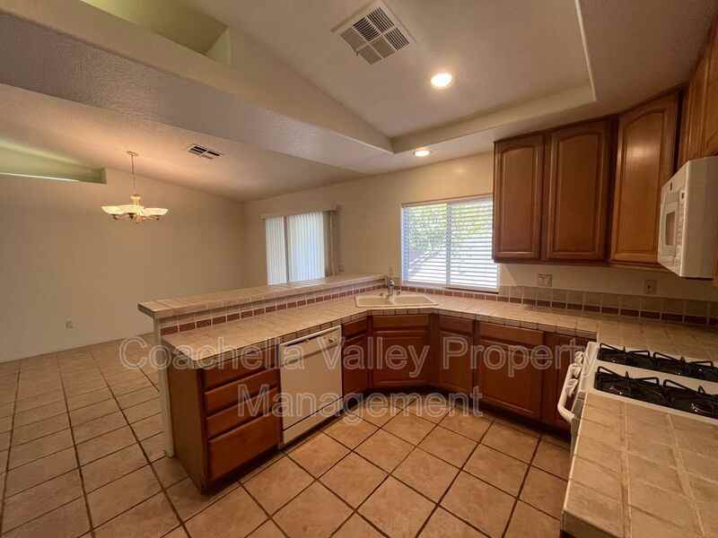 68240 Marina Rd - Photo 5 of 41