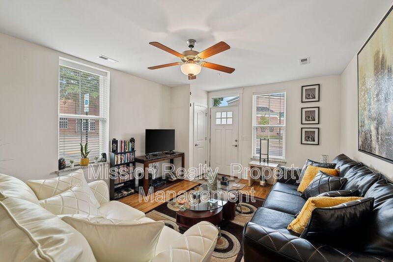 4307 Fountain Square Plz - Photo 7 of 23