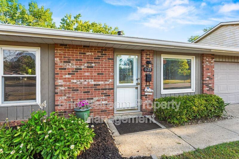 924 Tradewind Dr - Photo 3 of 32