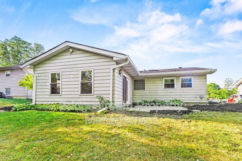 924 Tradewind Dr - Photo 4 of 32