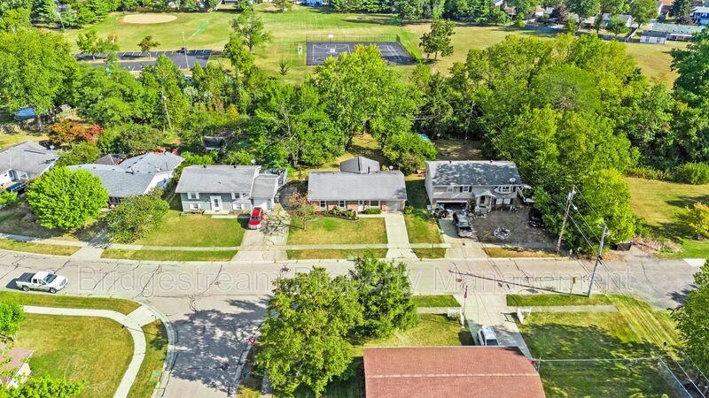 924 Tradewind Dr - Photo 5 of 32