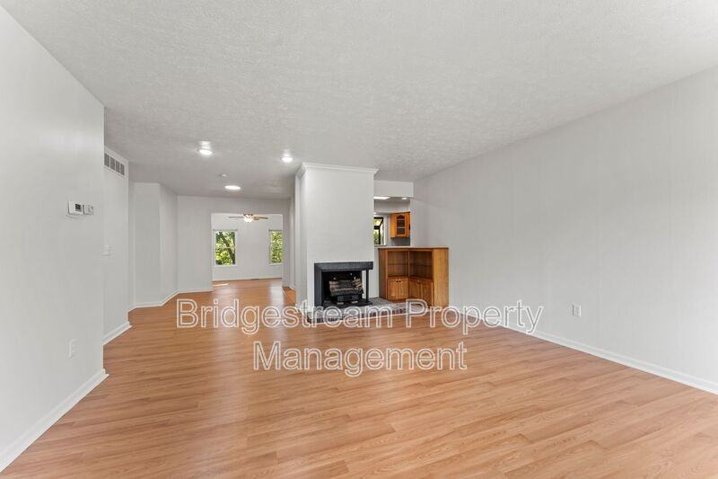 924 Tradewind Dr - Photo 4 of 31