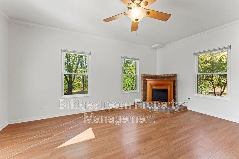 924 Tradewind Dr - Photo 7 of 31