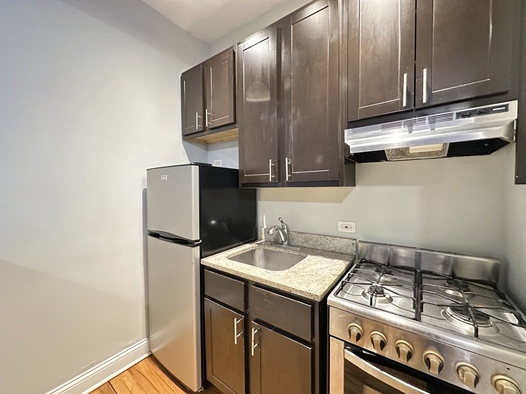 4614 N Paulina St #106 - Photo 6 of 21