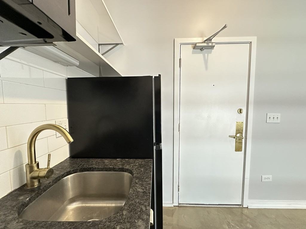 1136 W Wilson Ave #217 - Photo 5 of 21