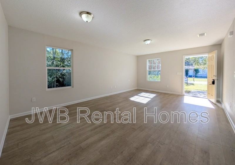 4613 Suffolk Ave - Photo 6 of 16