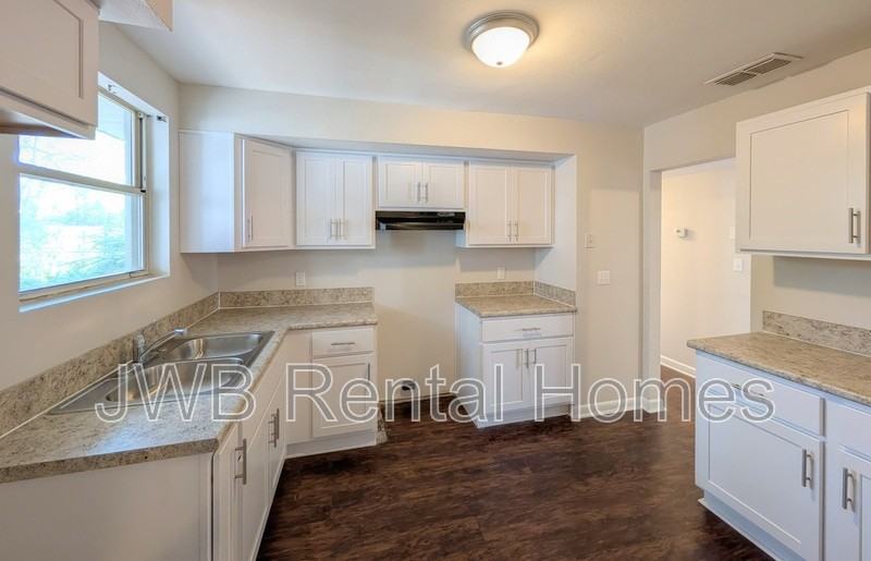 2943 Searchwood Dr - Photo 4 of 19