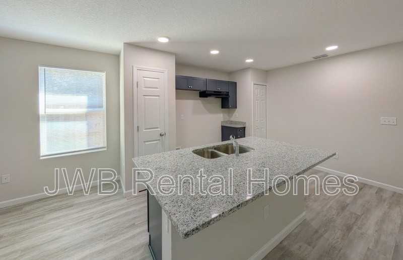 534 Odessa St - Photo 4 of 15