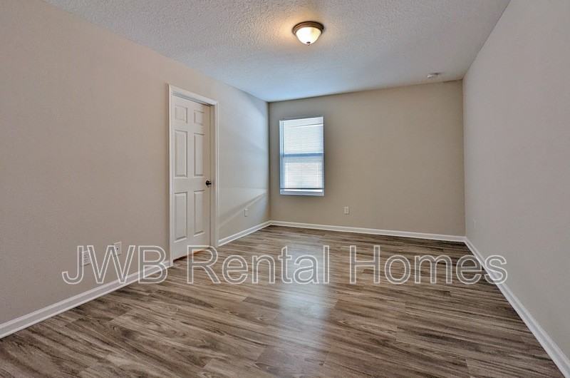 8536 Maple St - Photo 6 of 8