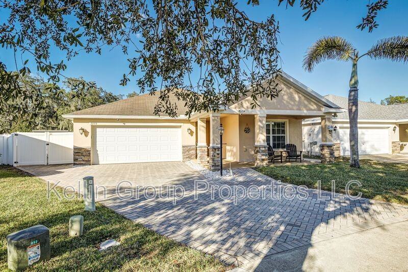 7233 Wakeview Dr - Photo 3 of 32