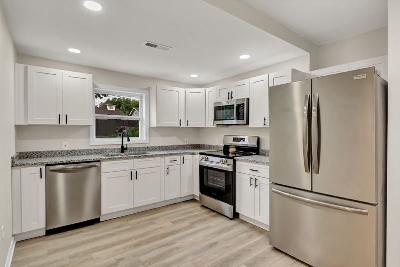 411 E Springdale Ave - Photo 4 of 10