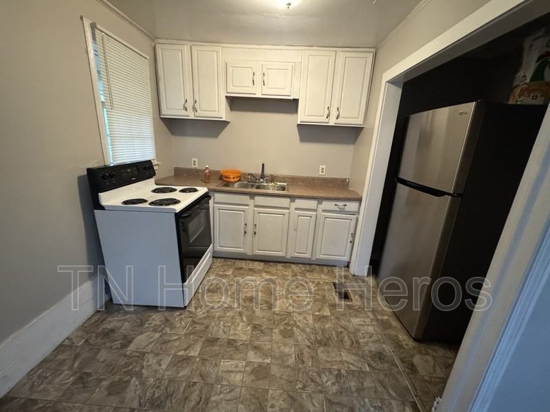 1709 Crestview St - Photo 3 of 6