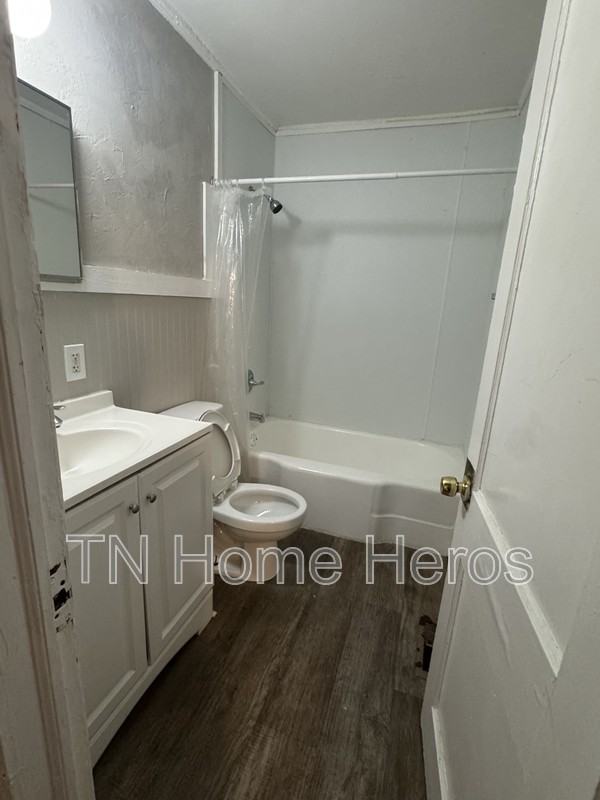 1709 Crestview St - Photo 4 of 6