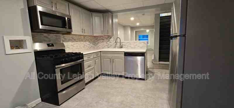 1922 Glendale Ave - Photo 2 of 11