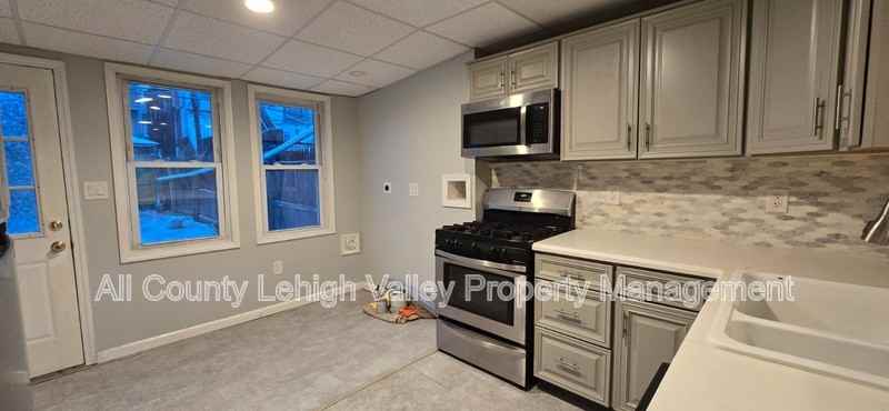 1922 Glendale Ave - Photo 3 of 11