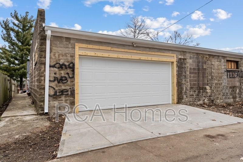 1009 W 36th St - Photo 6 of 16