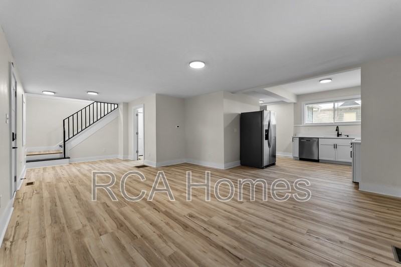 1009 W 36th St - Photo 6 of 15