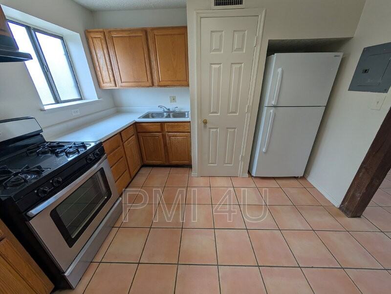 118 S Main St - Photo 4 of 13