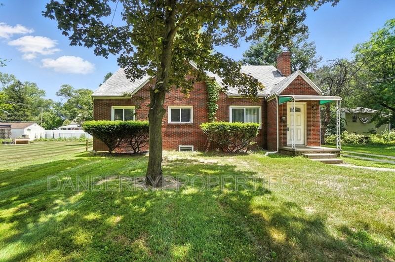 822 Searles Rd - Photo 2 of 50