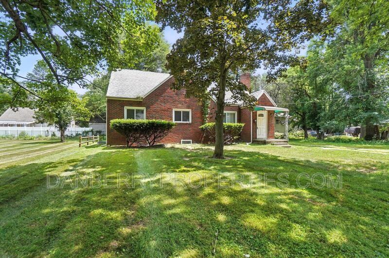 822 Searles Rd - Photo 3 of 50