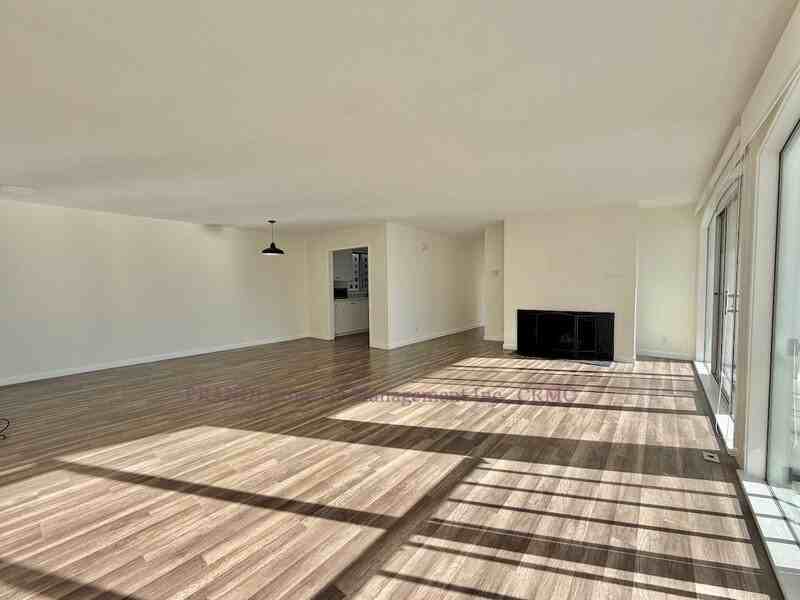 5221 Shelter Bay Ave - Photo 3 of 18