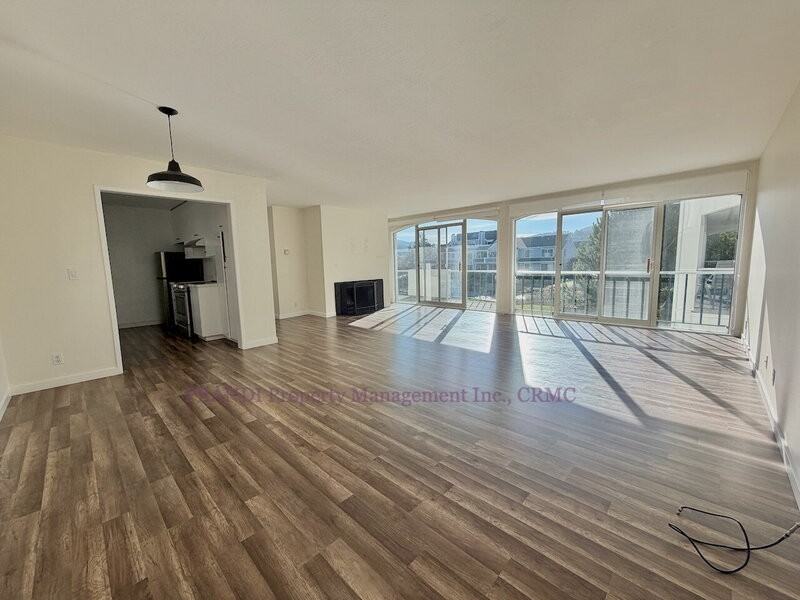 5221 Shelter Bay Ave - Photo 4 of 18