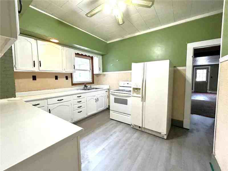 214 W Warren St - Photo 7 of 15