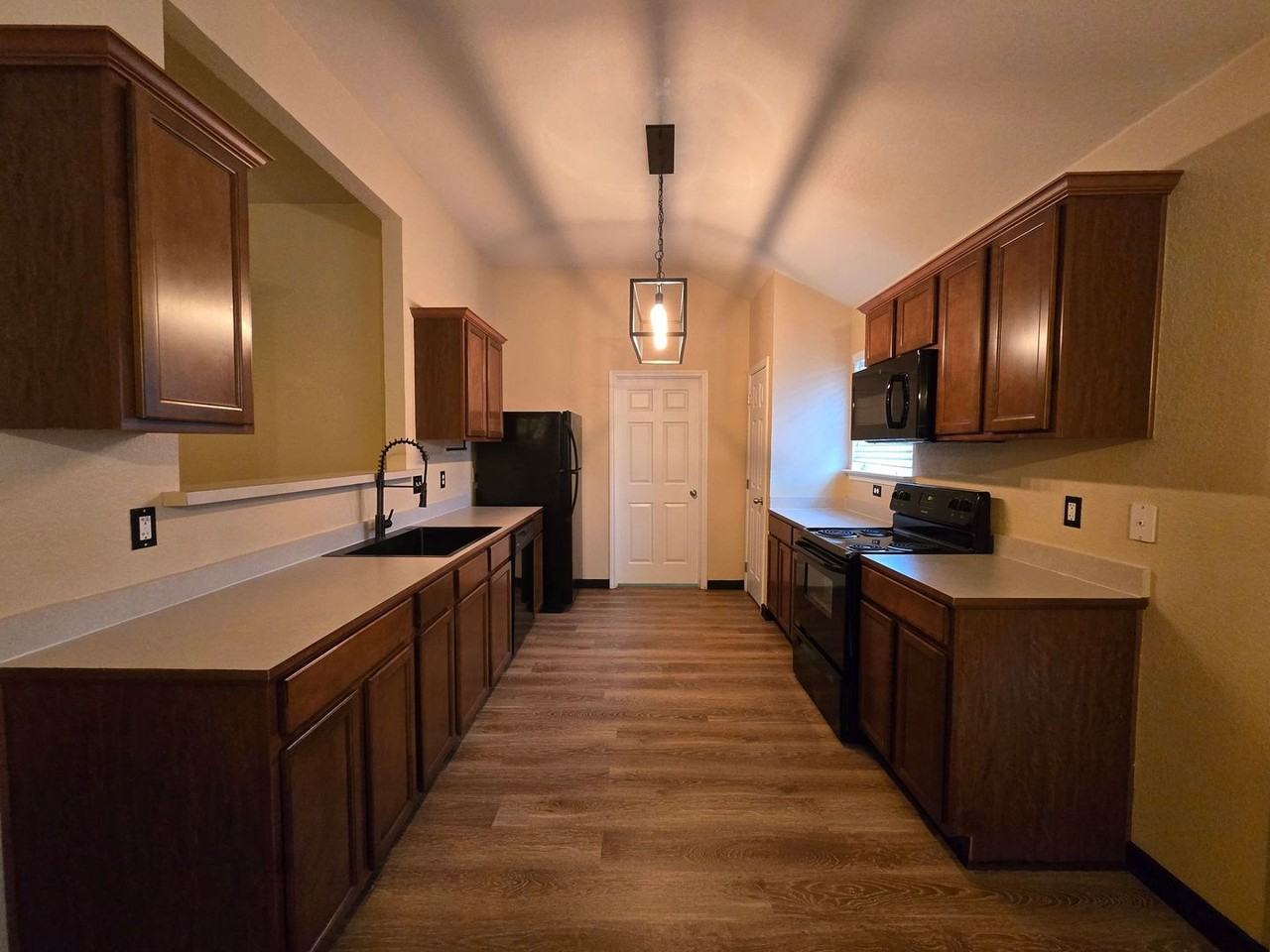 2505 Hydrangea Ave - Photo 3 of 19