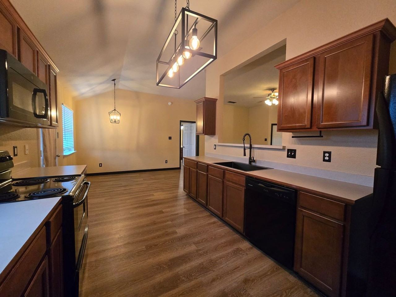 2505 Hydrangea Ave - Photo 5 of 19