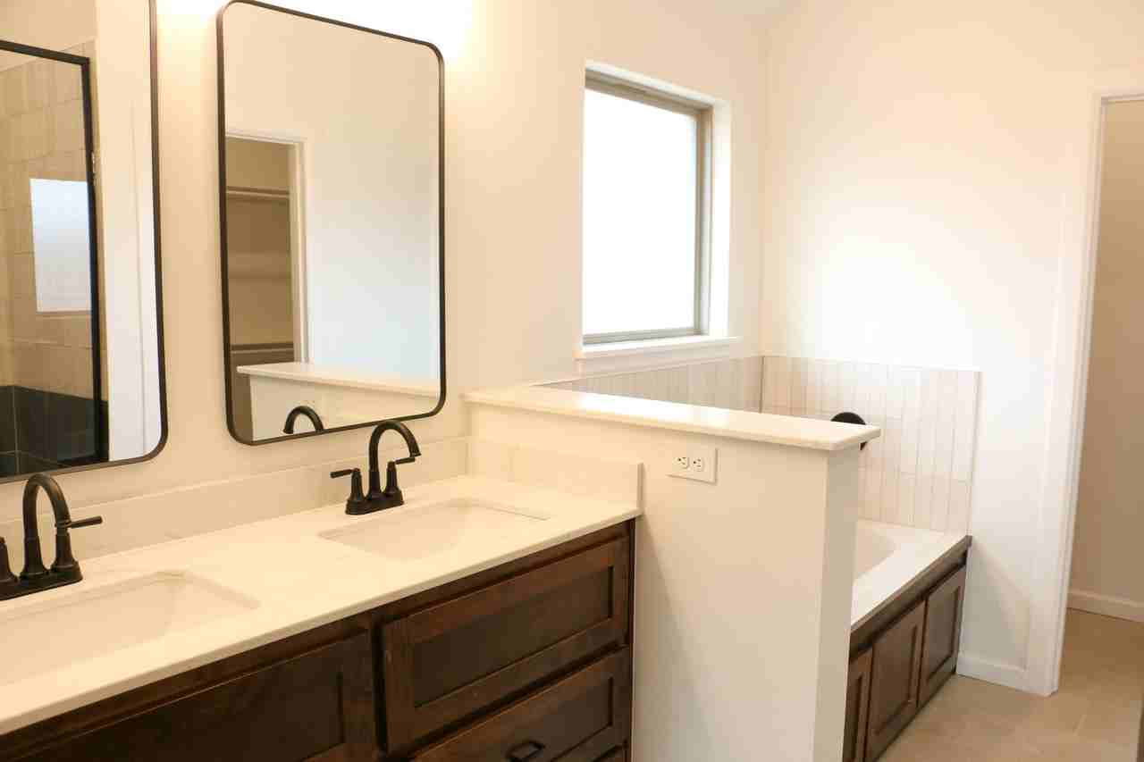 11832 Nw 120th St - Photo 4 of 23