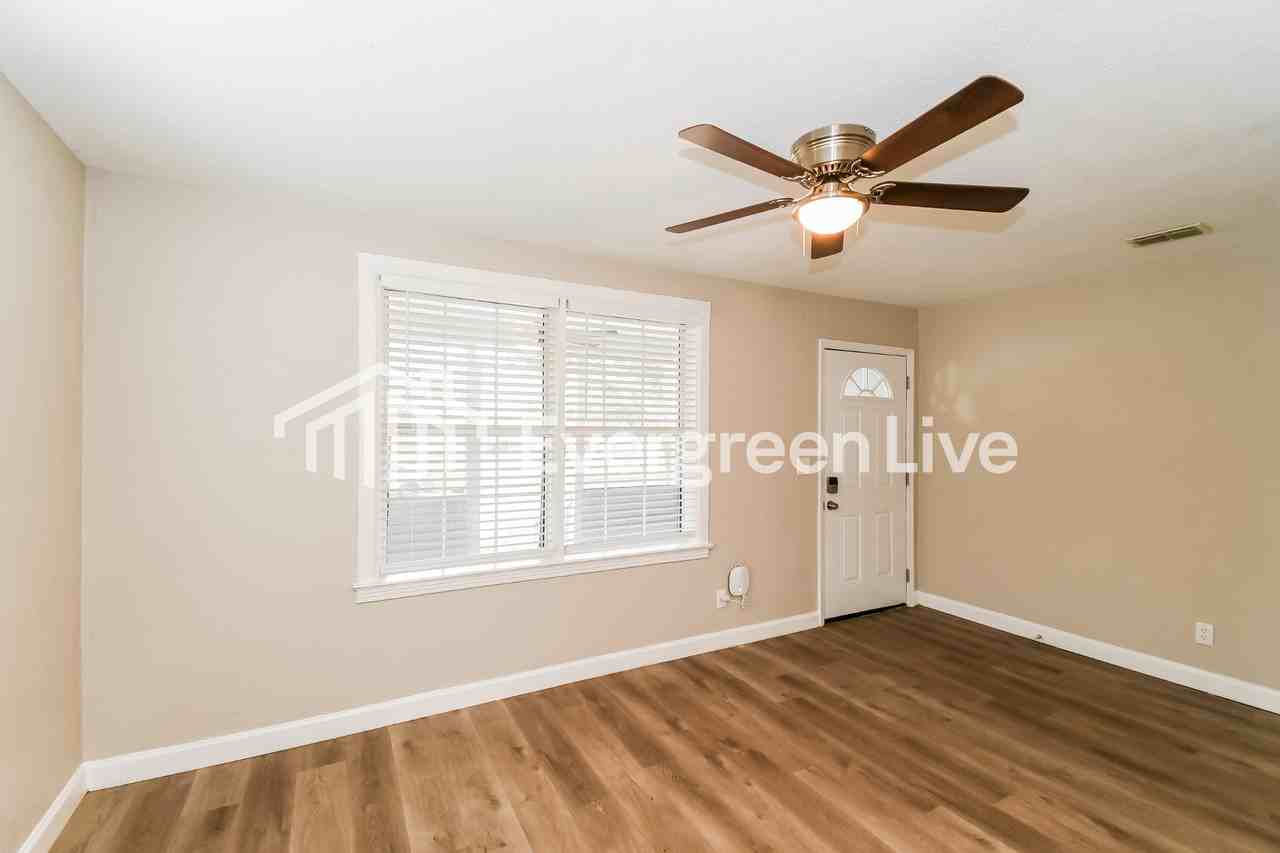 3510 Gladys St - Photo 4 of 16