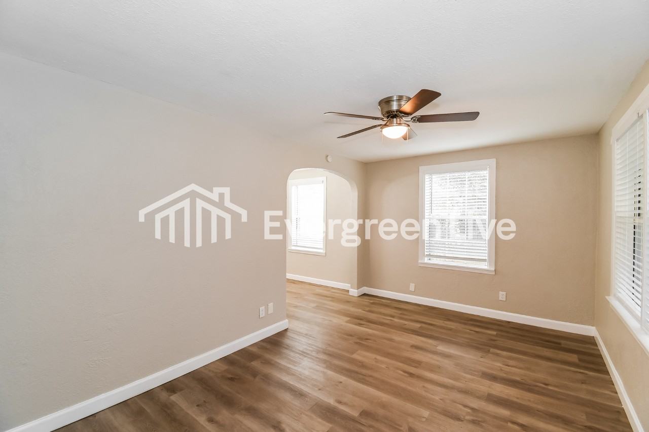 3510 Gladys St - Photo 5 of 16