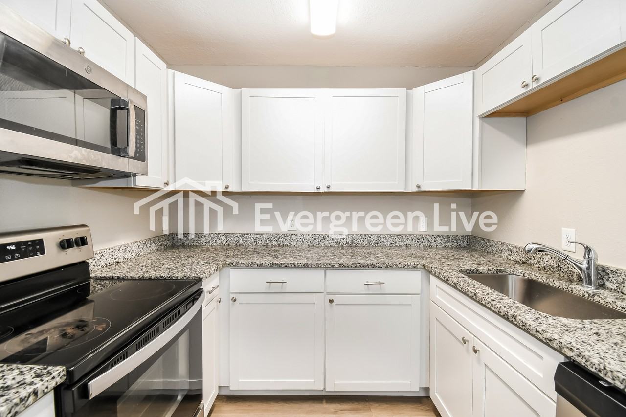 3510 Gladys St - Photo 7 of 16