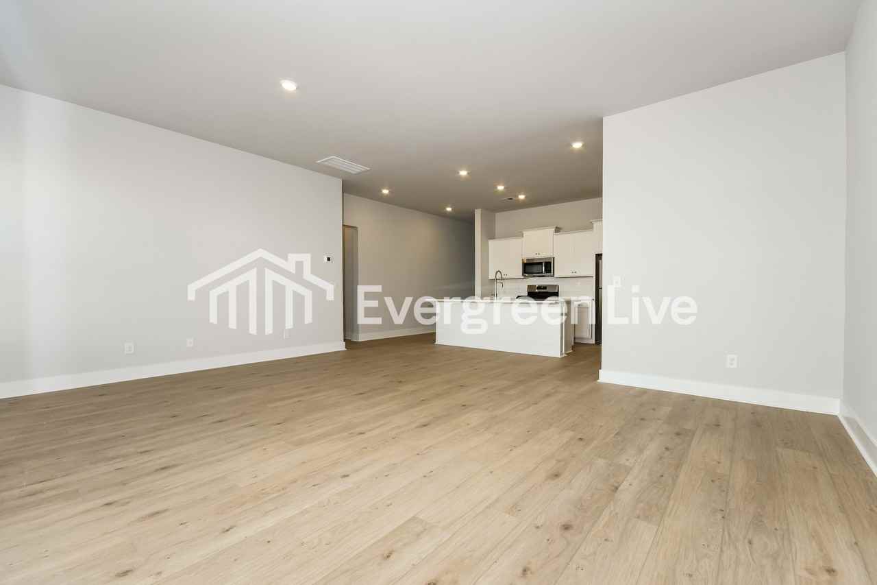 132 Bloomsbury St - Photo 4 of 15