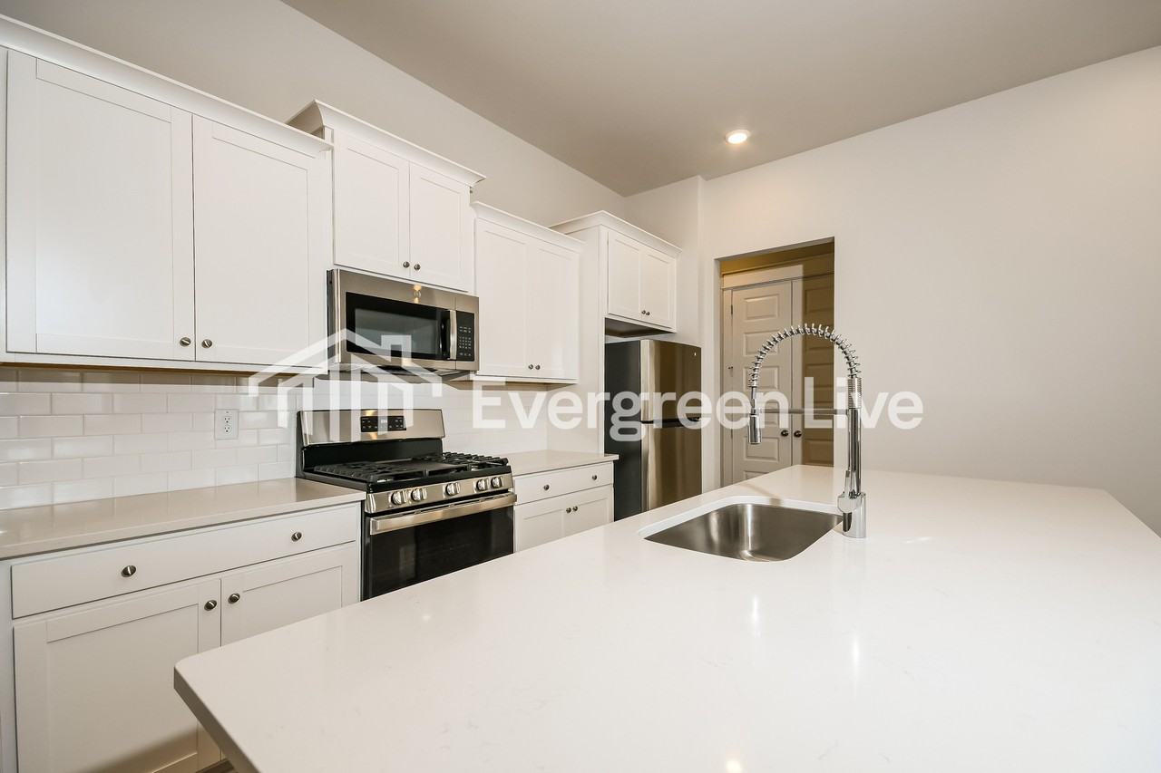 132 Bloomsbury St - Photo 5 of 15