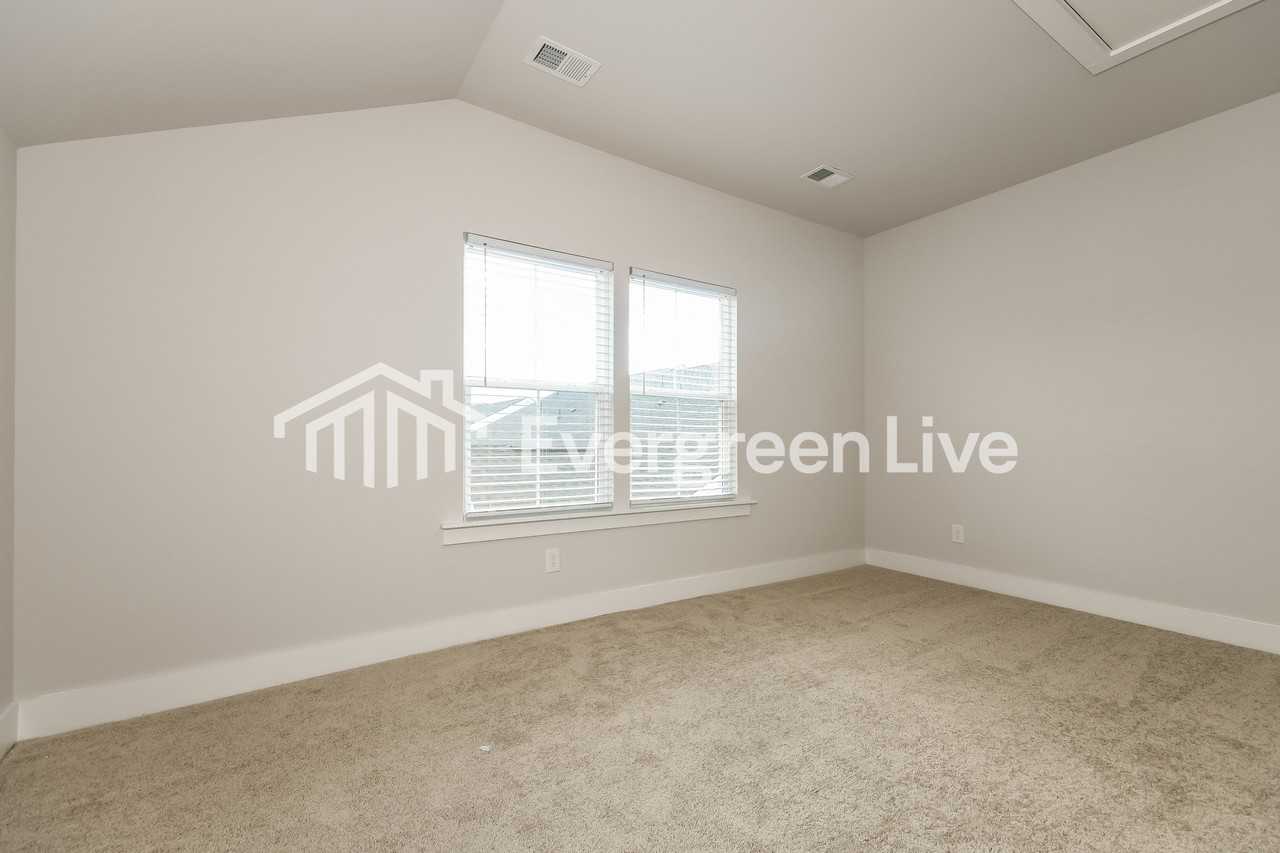 132 Bloomsbury St - Photo 7 of 15