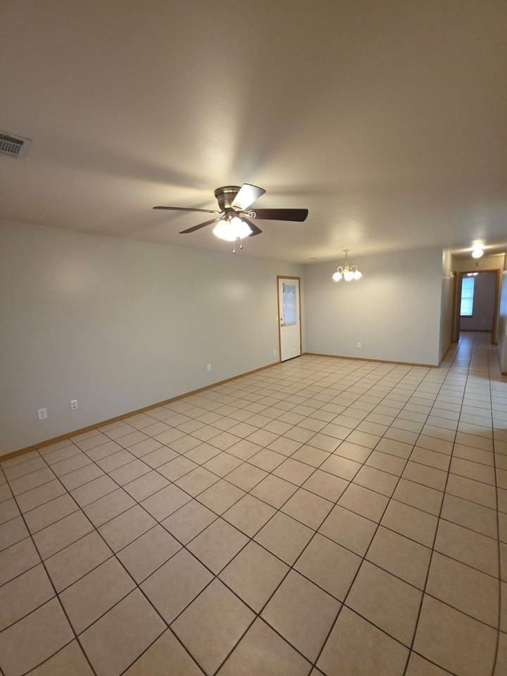 1109 S Oswego Ave - Photo 2 of 23