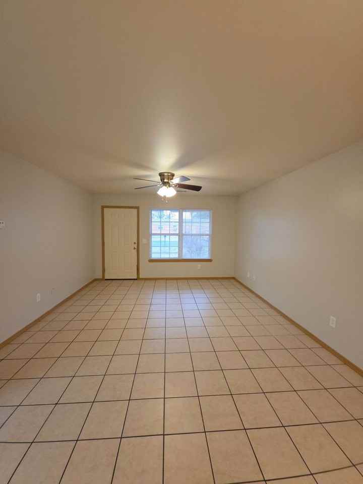 1109 S Oswego Ave - Photo 3 of 23