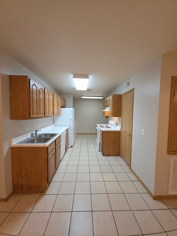 1109 S Oswego Ave - Photo 4 of 23