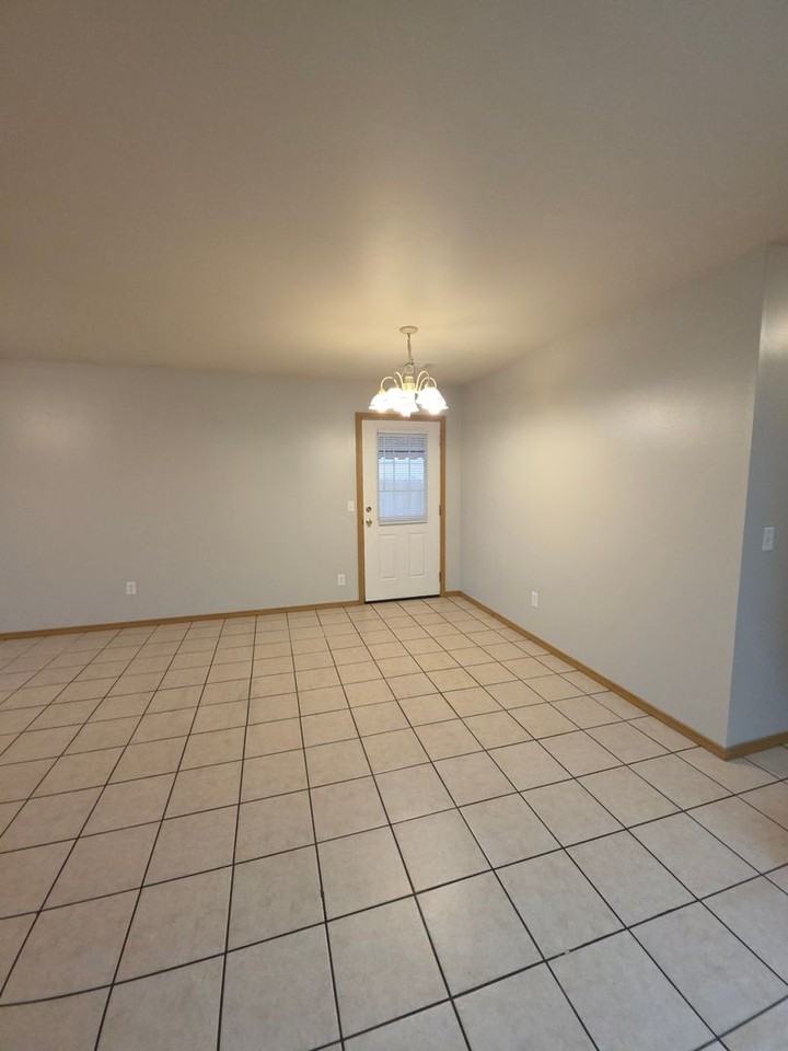 1109 S Oswego Ave - Photo 5 of 23