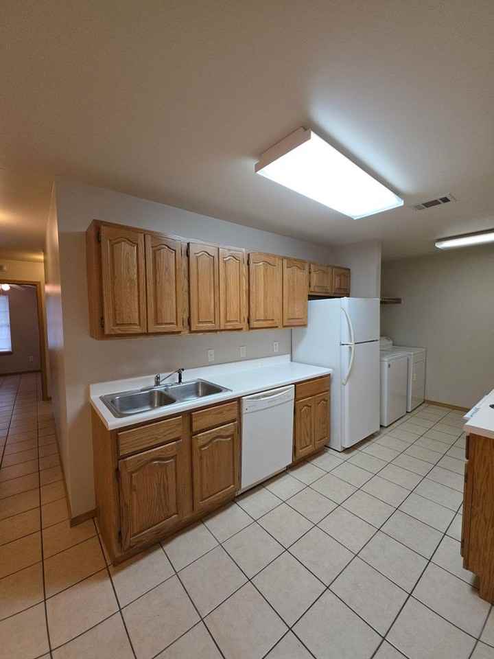 1109 S Oswego Ave - Photo 6 of 23