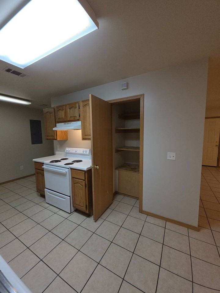 1109 S Oswego Ave - Photo 7 of 23